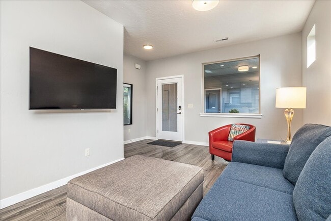 Building Photo - 249 E 36th St