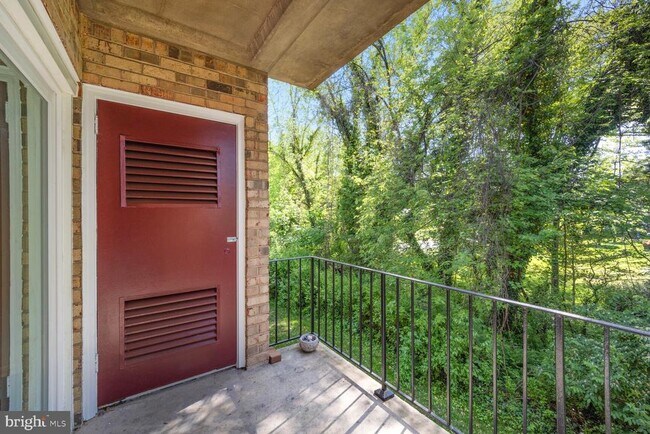 Foto del edificio - 3860 Lyndhurst Dr