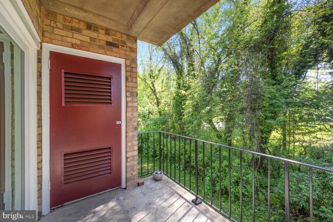 Building Photo - 3860 Lyndhurst Dr
