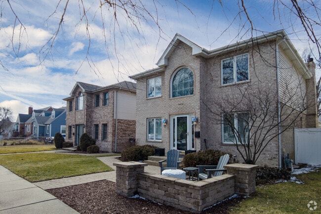 Large single family homes can be found in the Evergreen Park neighborhood.