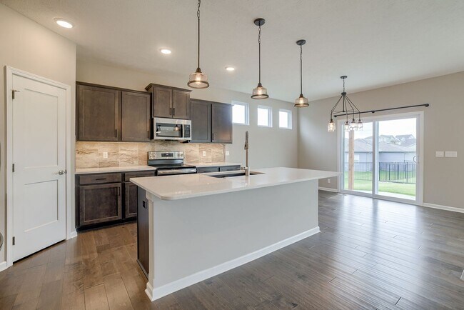 Building Photo - 5 Bedroom Papillion Stunner!!