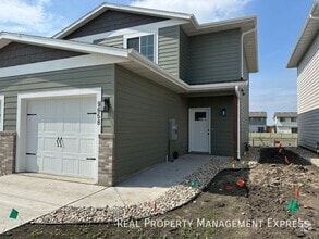 Building Photo - Cozy 2 Bedroom 1.5 Bathroom Townhome