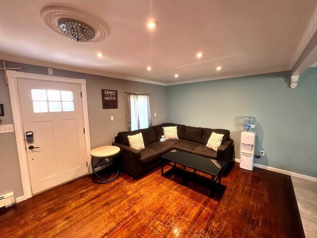 Building Photo - 24 Marple Rd