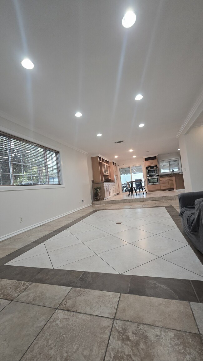 Foto del edificio - 2744 E Bennett Ave