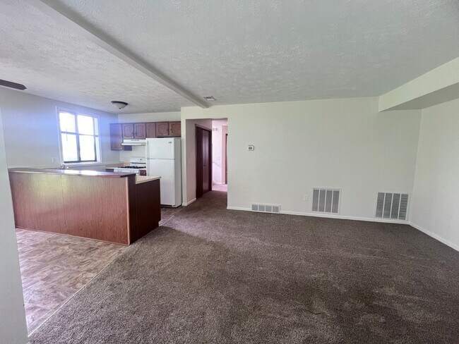 Building Photo - 01064 - Circle Shore 4753-4759