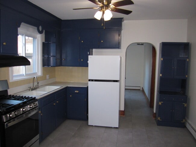 Building Photo - 366 Hollis St