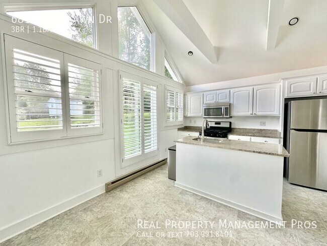 Foto del edificio - Bright & Beautifully Renovated Falls Churc...