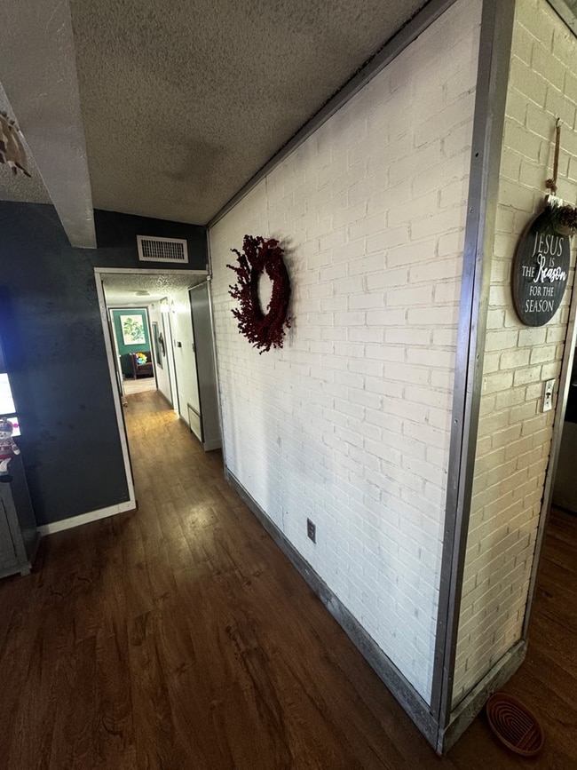 Building Photo - 908 NE Bronstad Dr