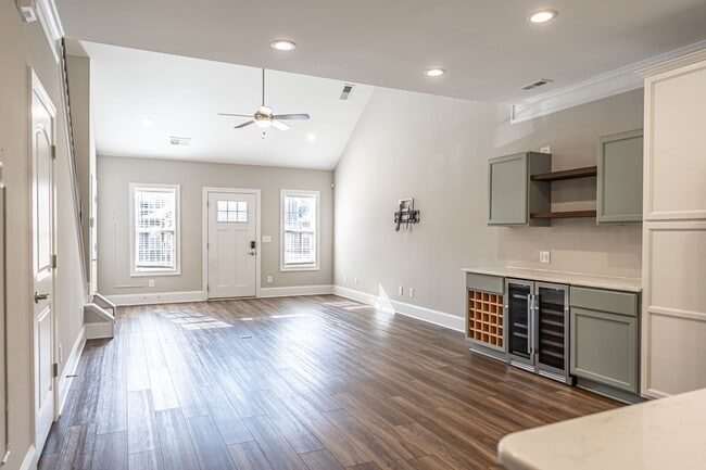 Building Photo - 152 Lark Dr