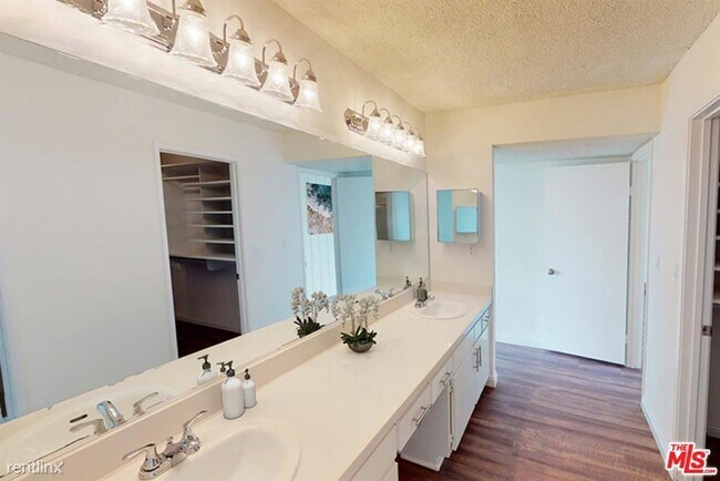 Foto del edificio - 13900 Old Harbor Ln