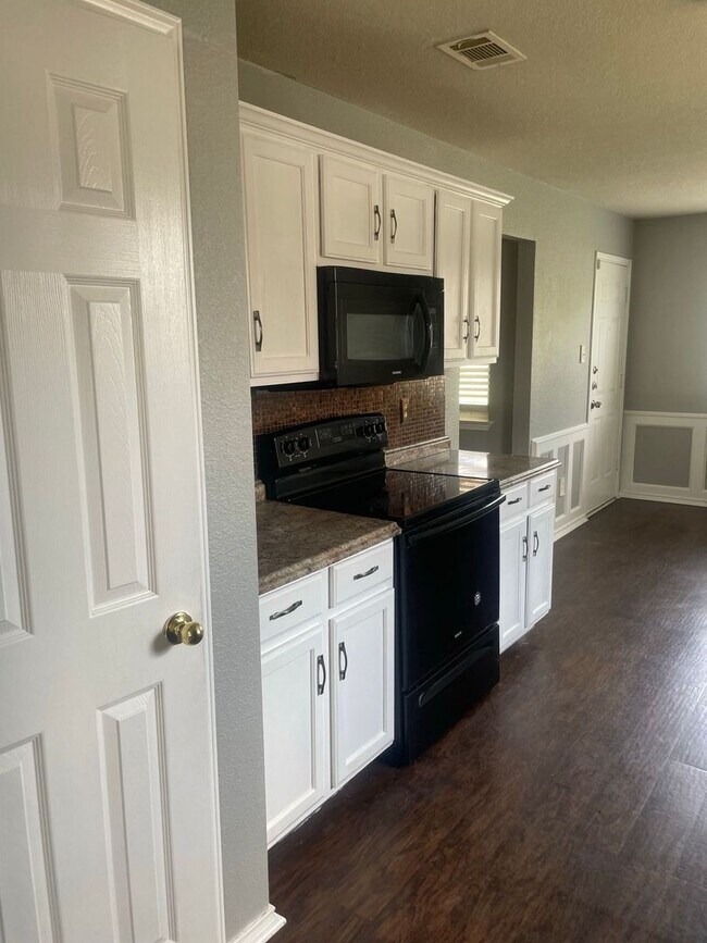 Foto del edificio - 4 bedroom 2 bathroom house! HOUSING ACCEPTED!