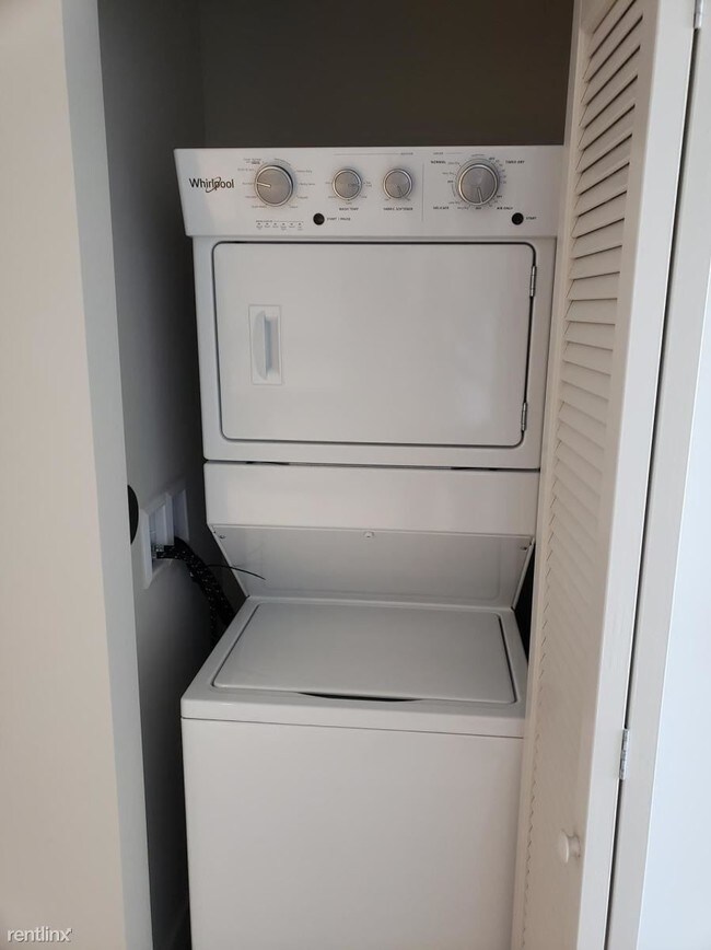Building Photo - 1 br, 1 bath Apartment - 726 NE 1st Ave