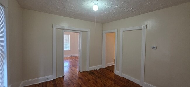 Building Photo - 1st Floor 3 Bedroom Apartment Available Today