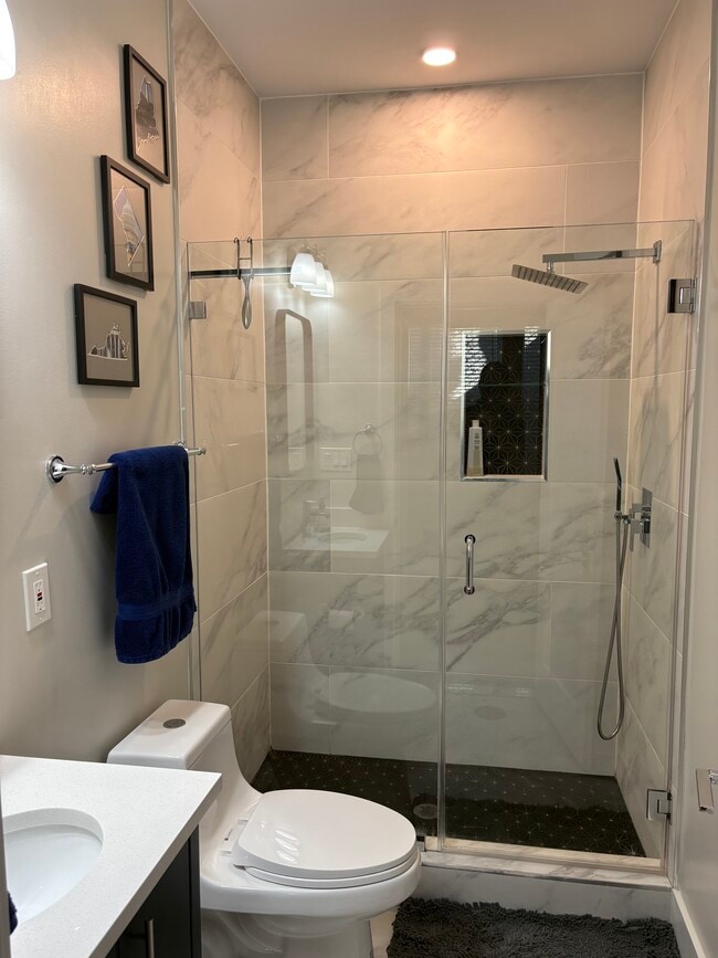 Building Photo - 2556 University Pl NW