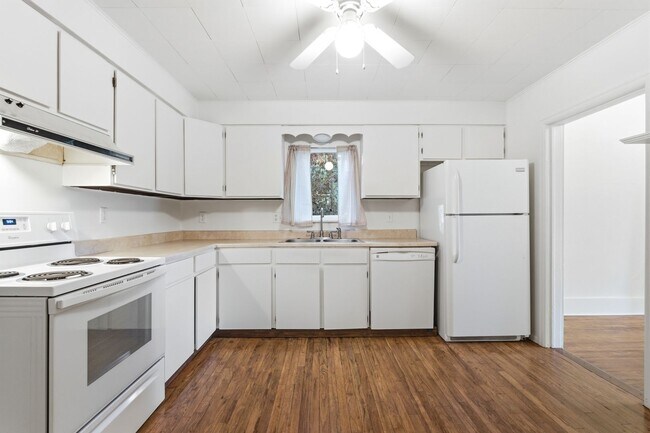 Foto del edificio - Charming house for rent, with laundry machines included and fenced yard.