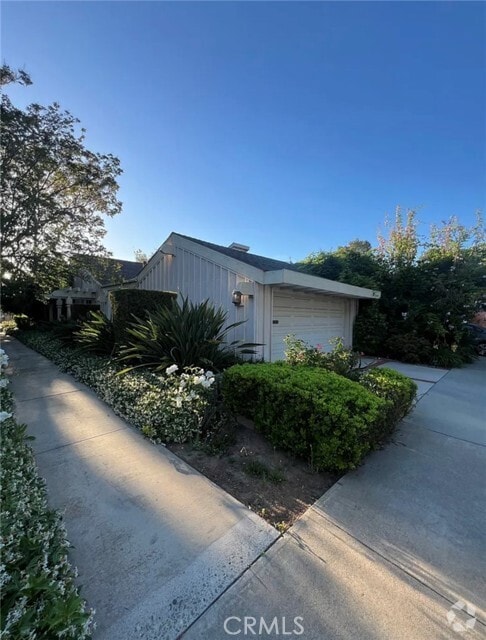 Building Photo - 9 Oak Tree Ln