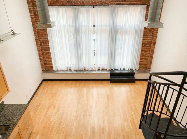 Foto del edificio - Authentic Industrial Living at the Historic Lofts Steps from Lake Merritt