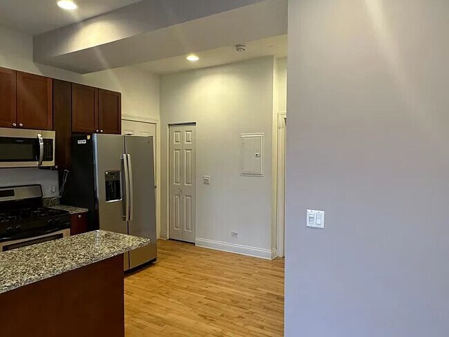 Foto del edificio - 3212 W Fullerton Ave