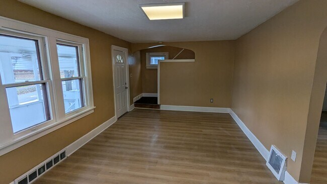 Building Photo - A charming 3-bedroom, 1.5-bathroom home located in the vibrant city of Akron