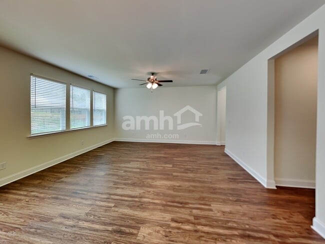 Building Photo - 597 Slew Dr