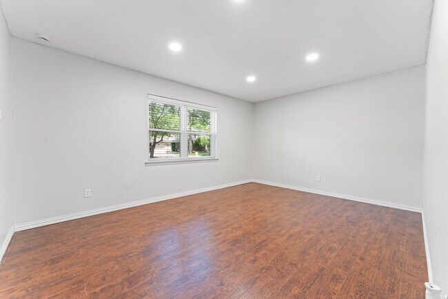 Foto del edificio - 13036 Glenside Dr
