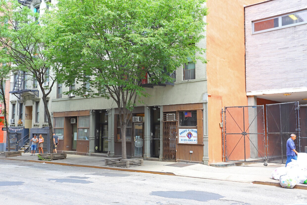 Foto del edificio - 441-445 W 49th St