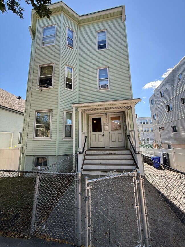 Building Photo - 889 Saratoga St