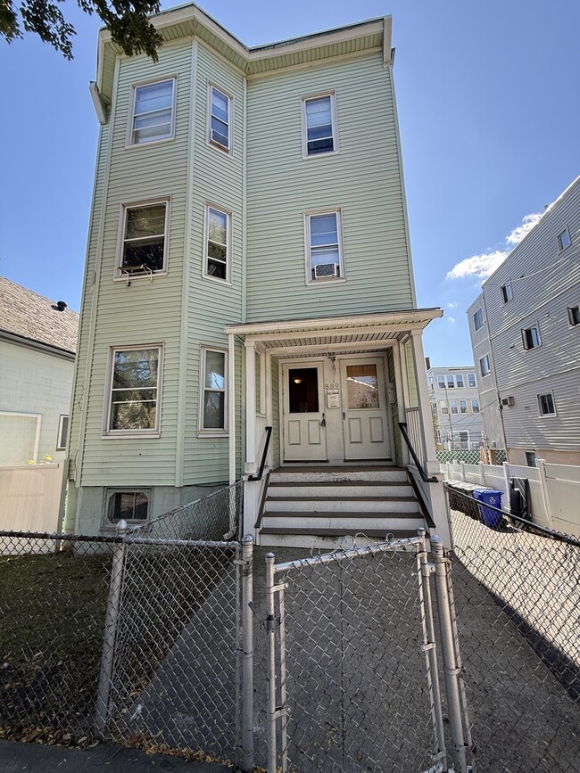 Building Photo - 889 Saratoga St
