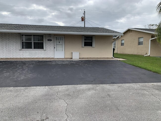 Foto del edificio - 2802 Regency Ct