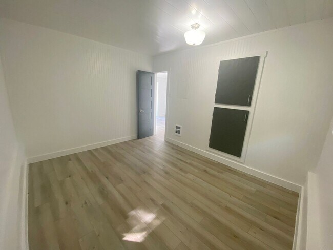 Building Photo - 669 W Marine Dr