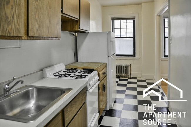 Building Photo - 540 W Briar Pl