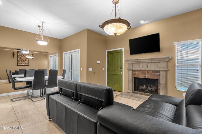Building Photo - 5015 E Cheyenne Dr