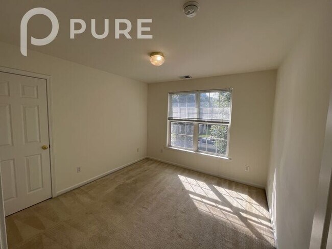 Building Photo - 1326 Charidge Ln