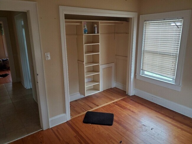 Foto del edificio - Charming Vintage Ranch, Den, Fireplace, Screened Porch