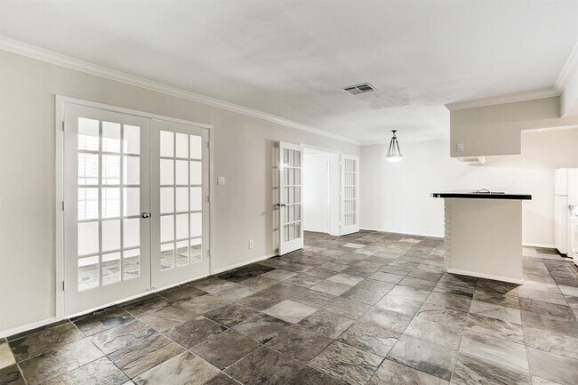 Building Photo - 2418 Mimosa Dr