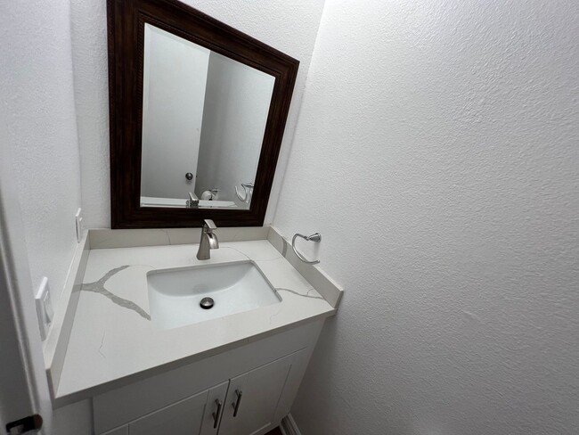 Building Photo - Gorgeous Condo Townhome at The Fountains