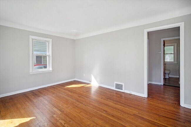 Building Photo - 862 E 209th St