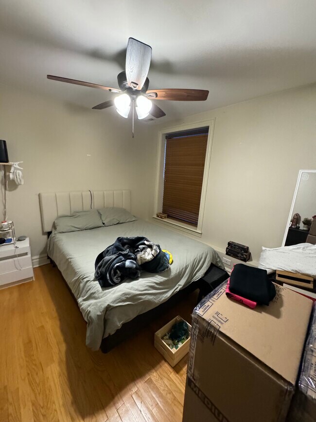 El dormitorio 1 es el dormitorio principal con baño en suite. - 3925 W Altgeld St