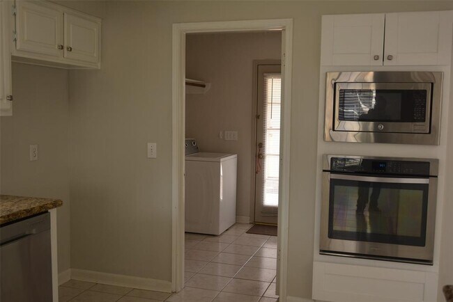 Building Photo - 18807 Evergreen Falls Dr
