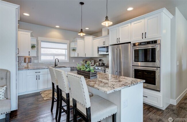 Foto del edificio - Beautiful 3+ bed, 3 bath home with 4 car garage, VIEWS, chef's kitchen and much more!