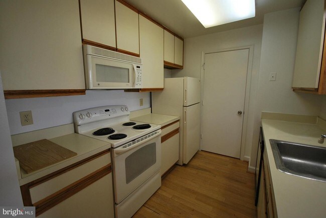 Building Photo - 3301 Sir Thomas Dr