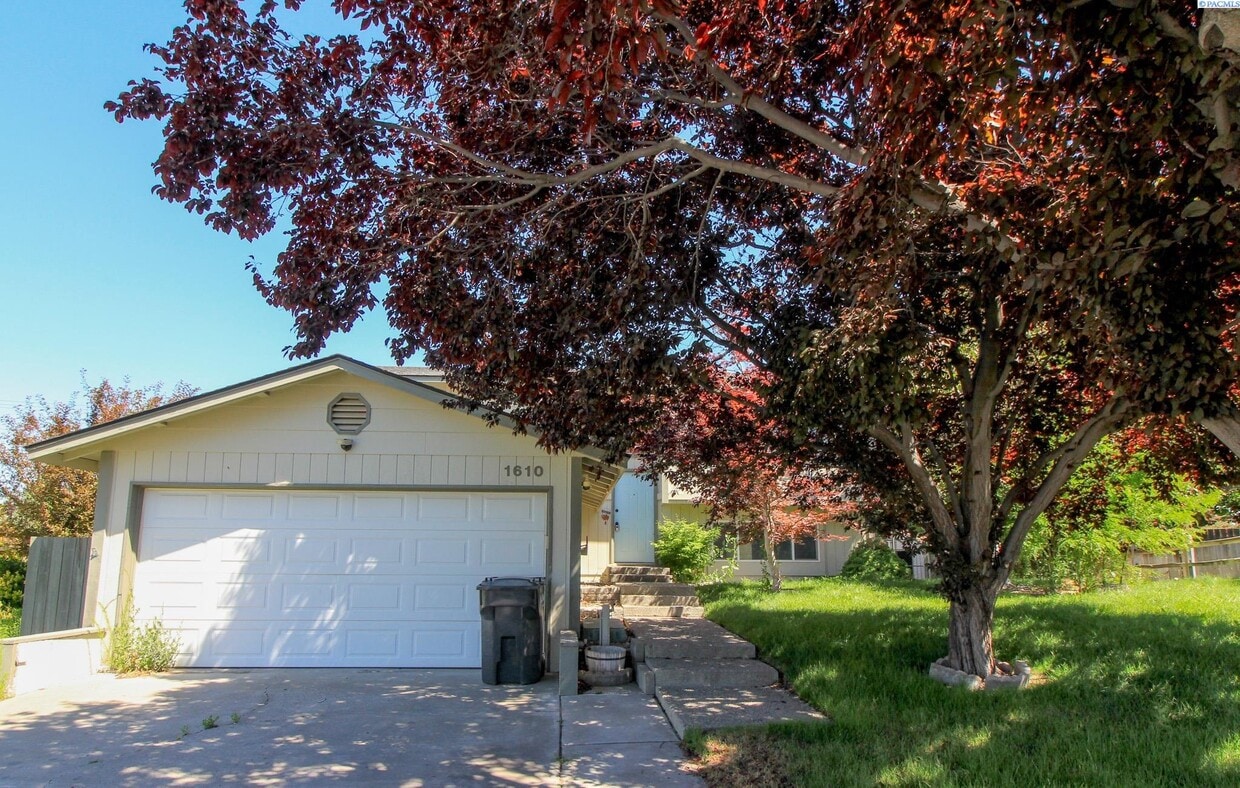 Foto principal - Rent Special! Large 4 Bed/2 Bath + Office ...