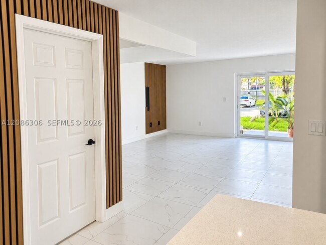 Building Photo - 9353 Fontainebleau Blvd