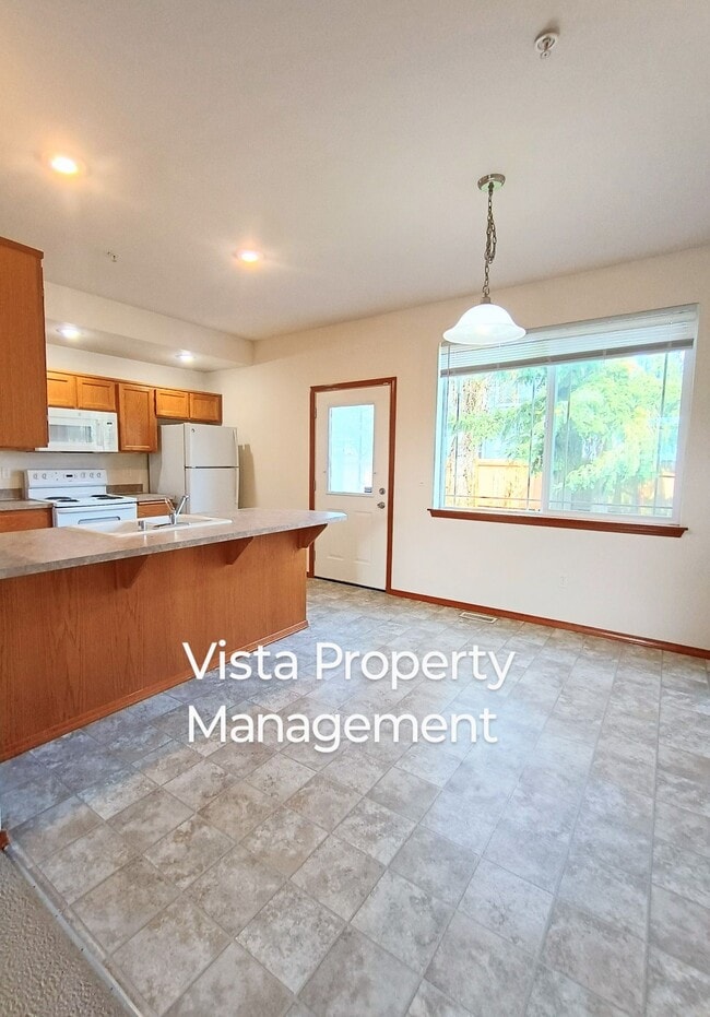 Foto del edificio - 2 Bedroom 2.5 bath BIG Townhouse with garage - minutes from JBLM East Gate