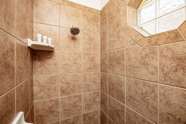 Building Photo - 3161 Newport Dr