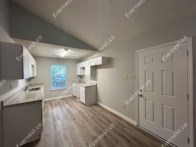 Foto del edificio - 3887 Black Forest Dr