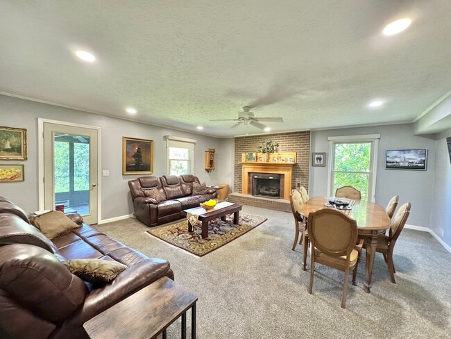 Building Photo - 1411 Arroyo Dr