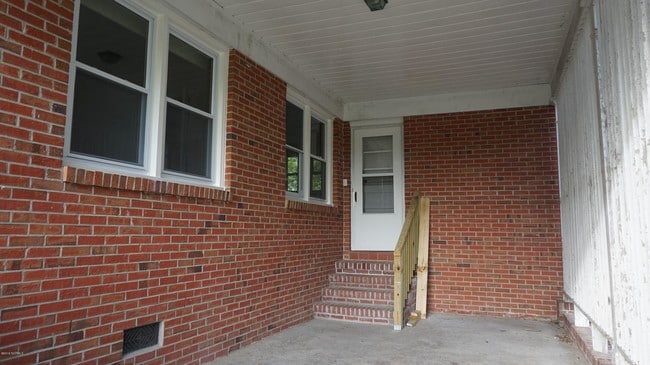 Building Photo - 705 N Grace Ave