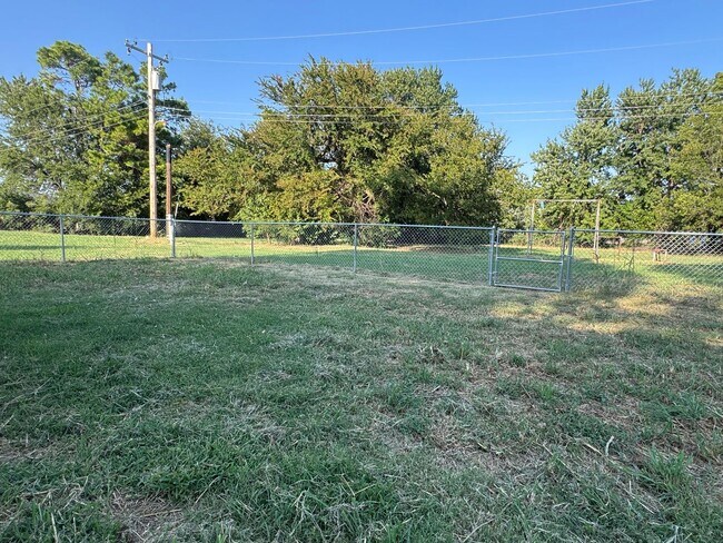 Building Photo - 115 Hillside Rd
