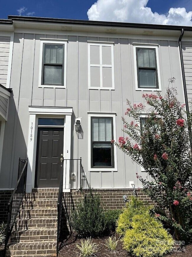 Building Photo - 10189 Meeting House Dr NW